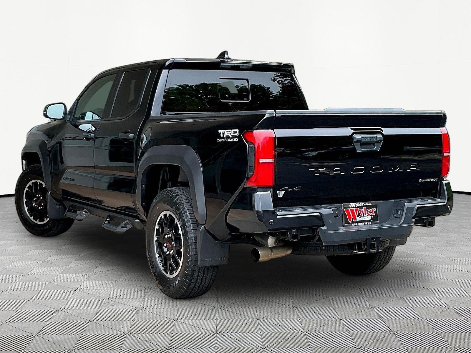 Used 2025 Toyota Tacoma TRD Off-Road w/ TRD Off Road Upgrade Package AWD/4WD image 4