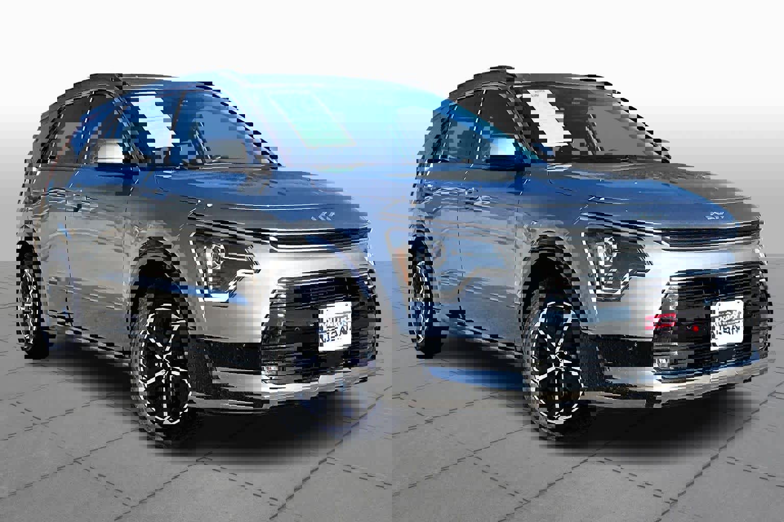 Used 2023 Kia Niro SX image 3