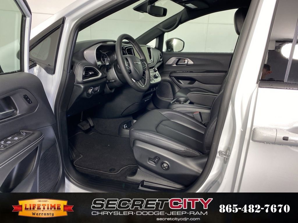 New 2026 Chrysler Pacifica Select image 11