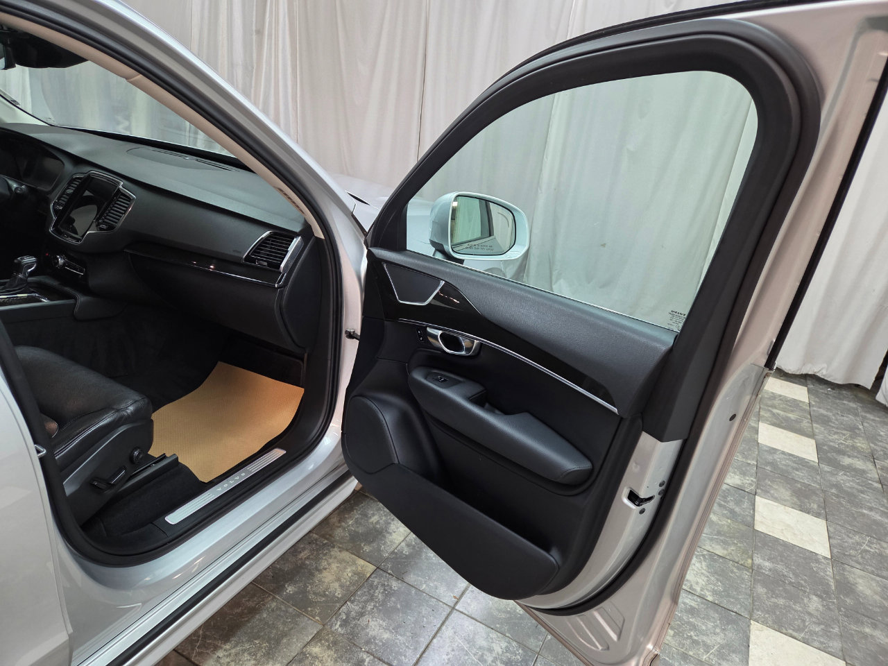 Used 2018 Volvo XC90 T6 Momentum w/ Convenience Package image 10