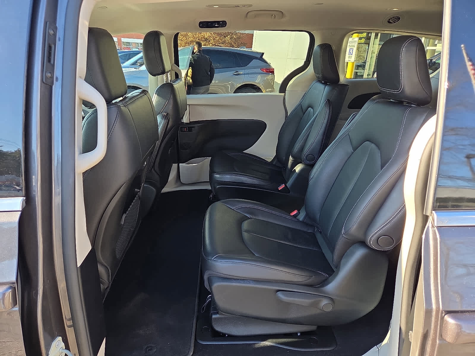 Used 2022 Chrysler Pacifica Touring-L image 12