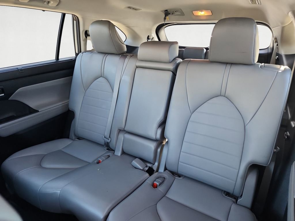 Used 2022 Toyota Highlander XLE image 13