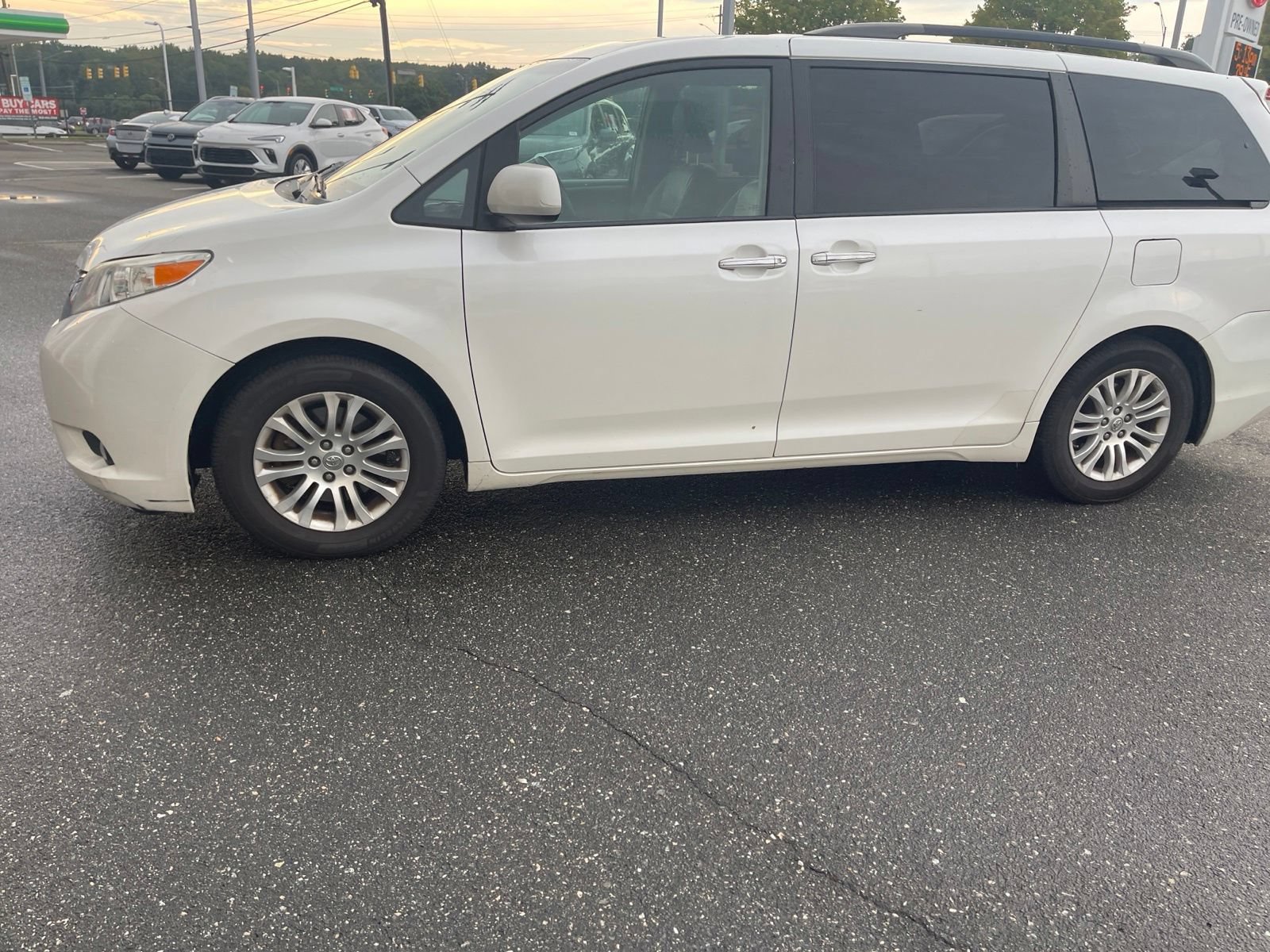 Used 2016 Toyota Sienna XLE FWD image 16