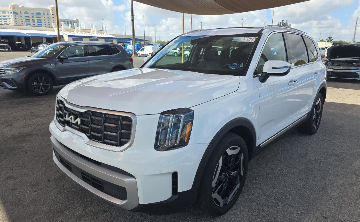 Used 2025 Kia Telluride S image 3