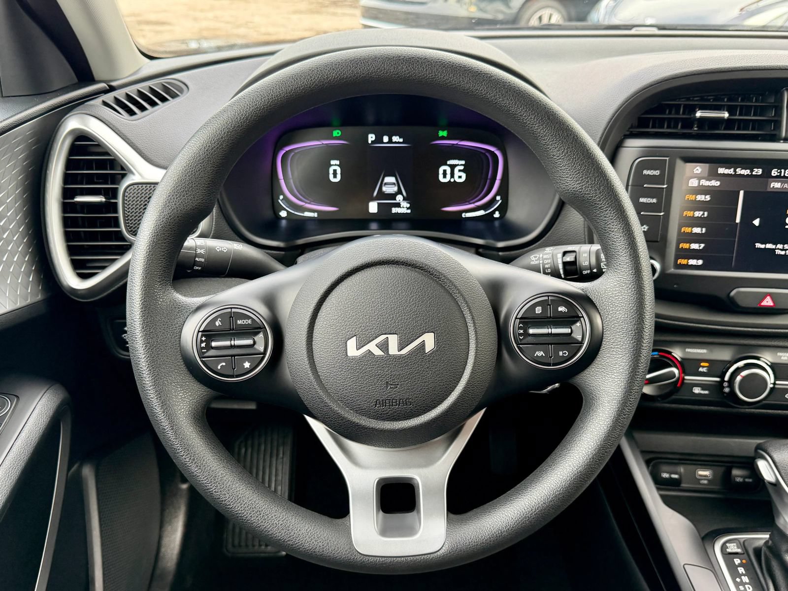 Used 2025 Kia Soul LX w/ LX Technology Package FWD image 20