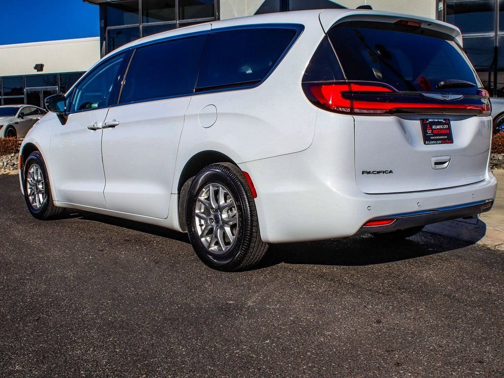 Used 2024 Chrysler Pacifica Touring-L image 4