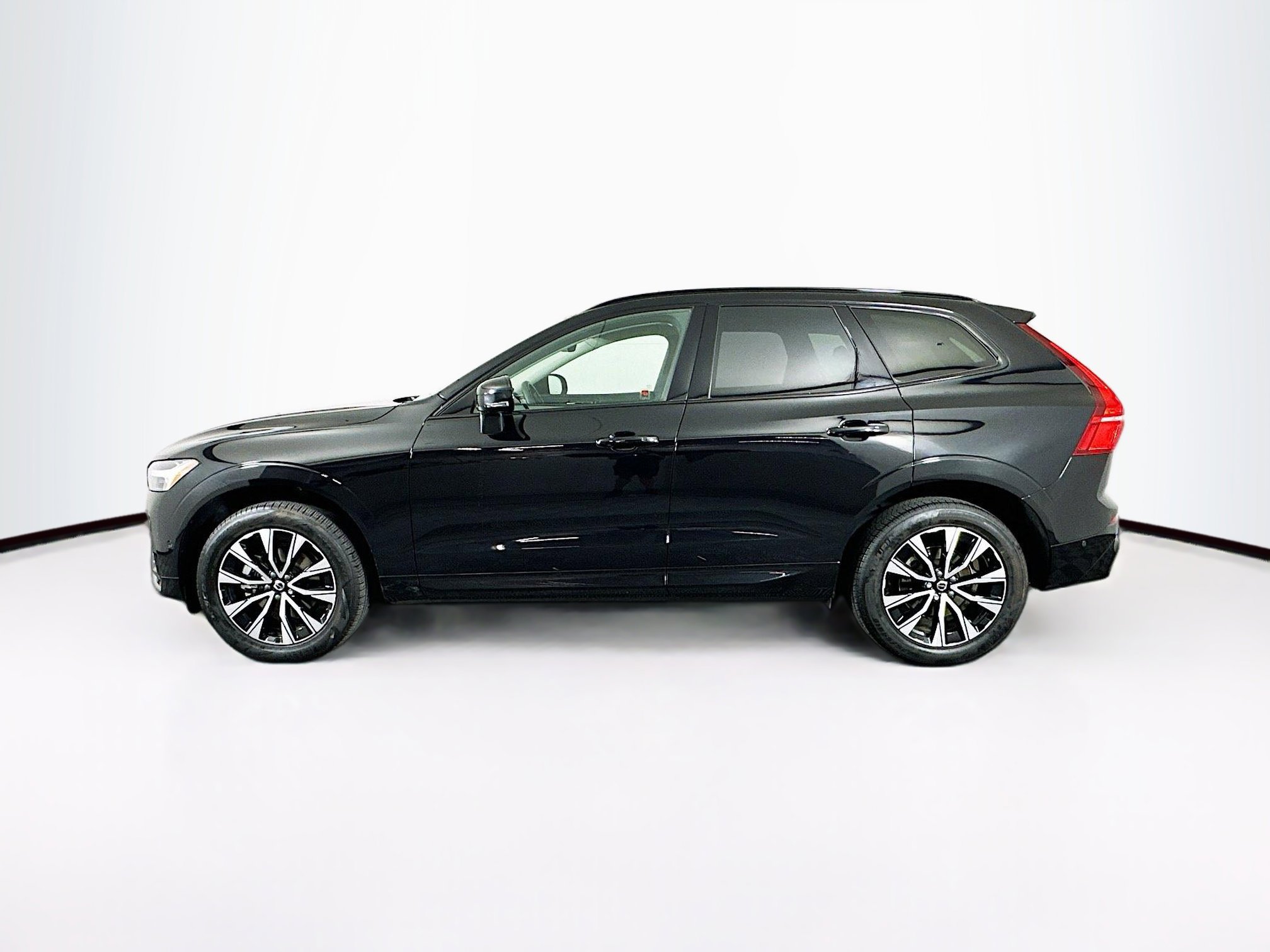 Used 2025 Volvo XC60 B5 Plus image 4