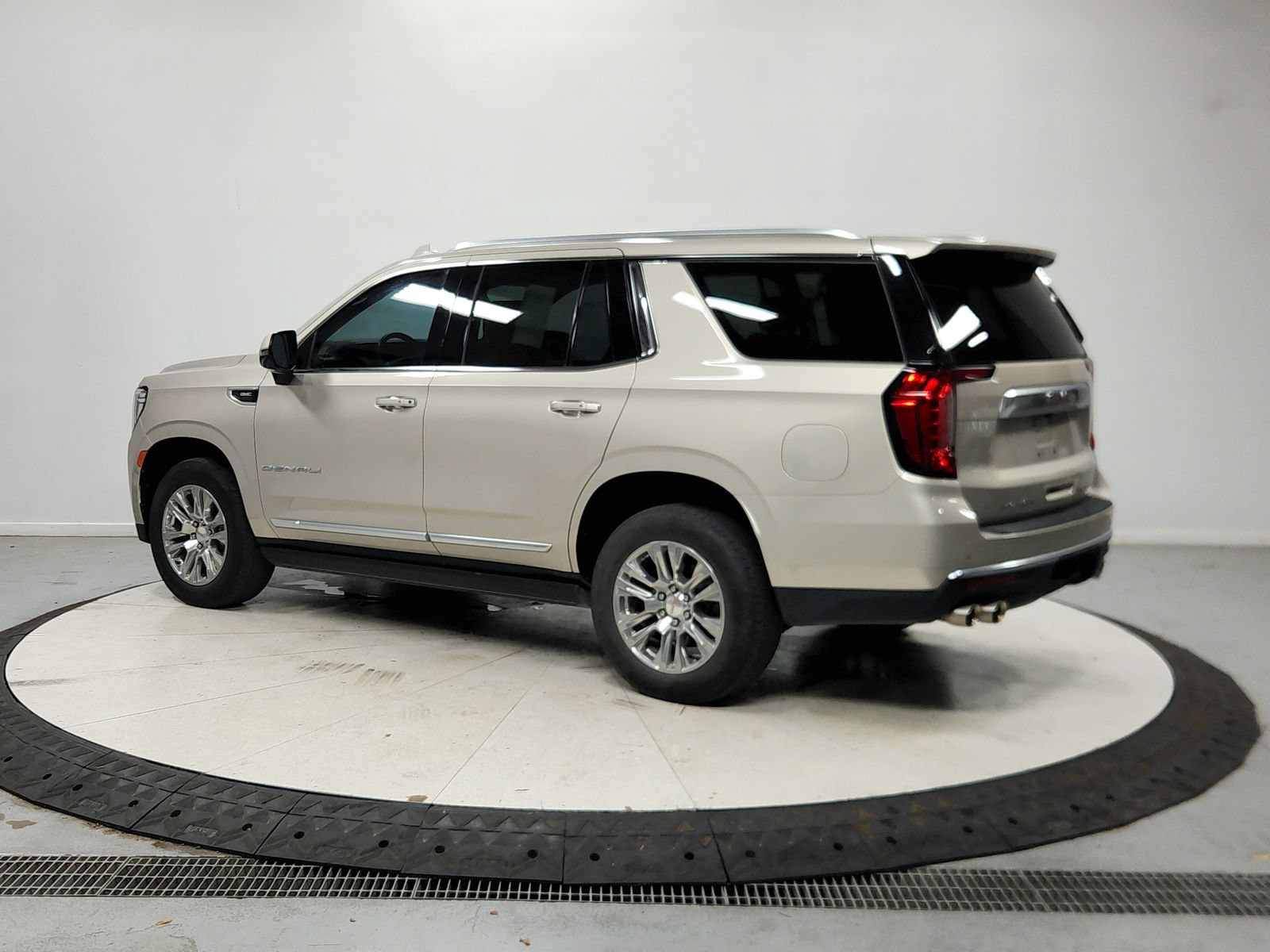 Used 2023 GMC Yukon Denali RWD image 6