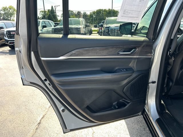 Used 2023 Jeep Grand Cherokee L Limited AWD/4WD image 27