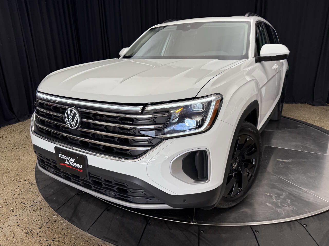 Used 2024 Volkswagen Atlas SE w/ Panoramic Sunroof Package image 3