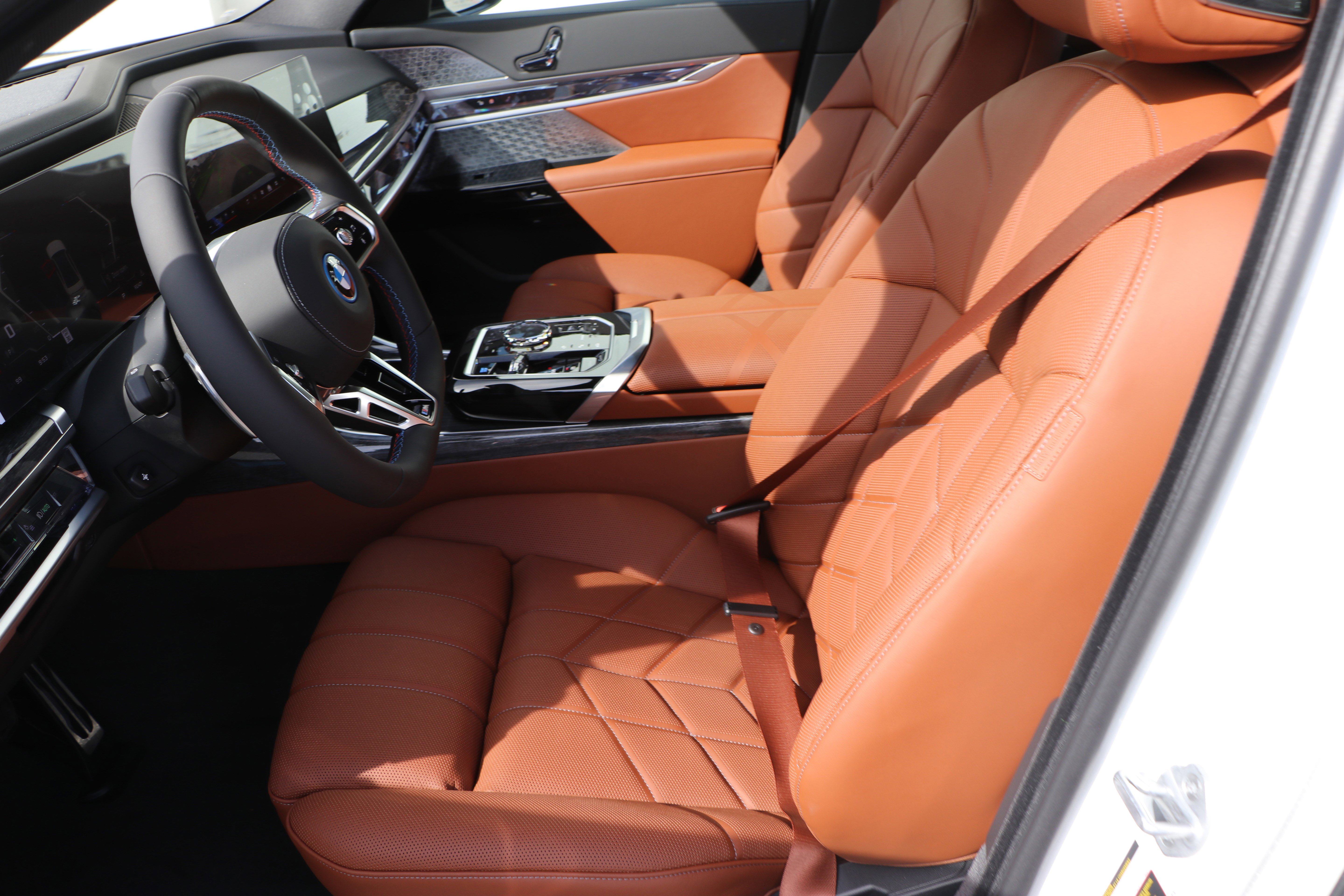 Certified 2025 BMW i7 M70 w/ Executive Package AWD/4WD image 15