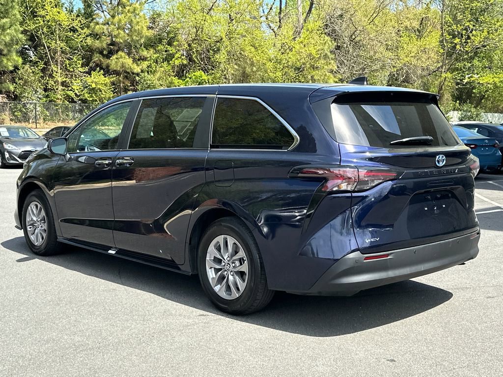 Used 2025 Toyota Sienna XLE image 3