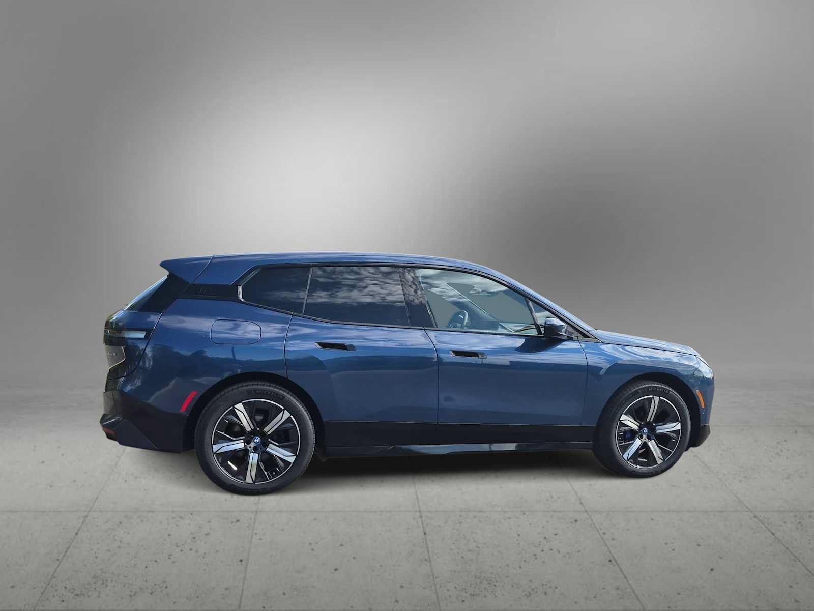 Used 2024 BMW iX xDrive50 w/ Premium Package AWD/4WD image 9