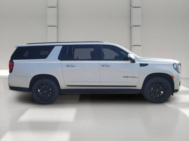 Used 2023 GMC Yukon XL Denali Ultimate AWD/4WD image 4