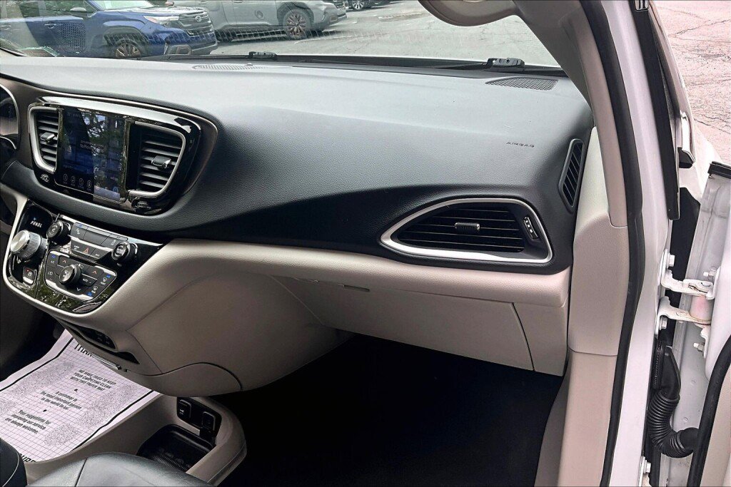 Used 2017 Chrysler Pacifica Touring-L FWD image 11