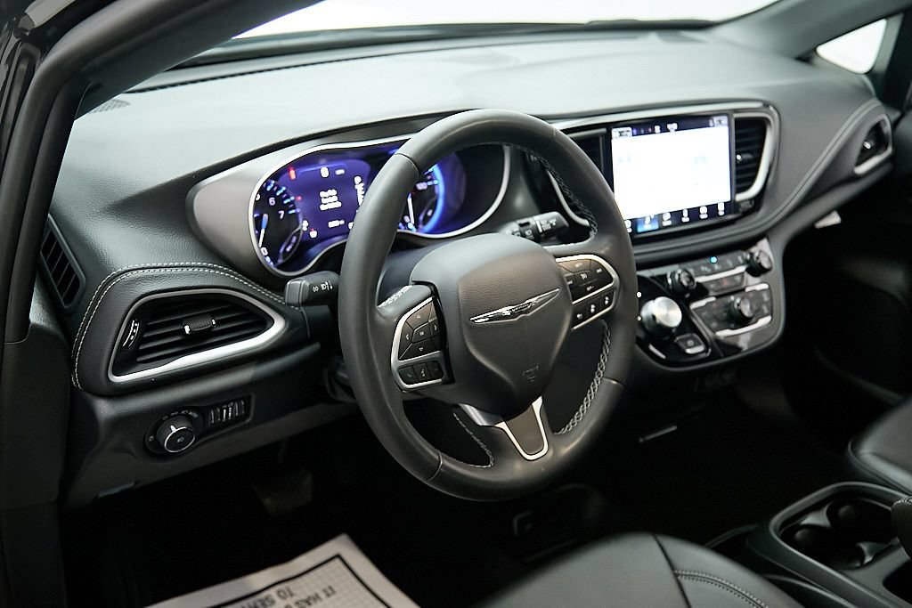 Used 2025 Chrysler Pacifica Select AWD/4WD image 13