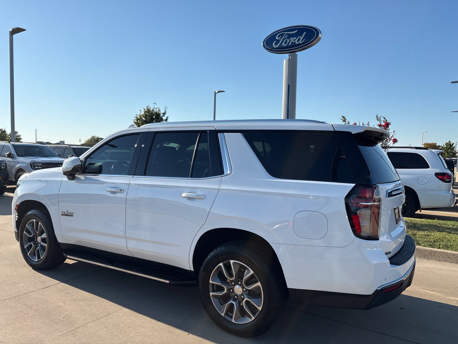 Used 2022 Chevrolet Tahoe LT w/ Luxury Package RWD image 3