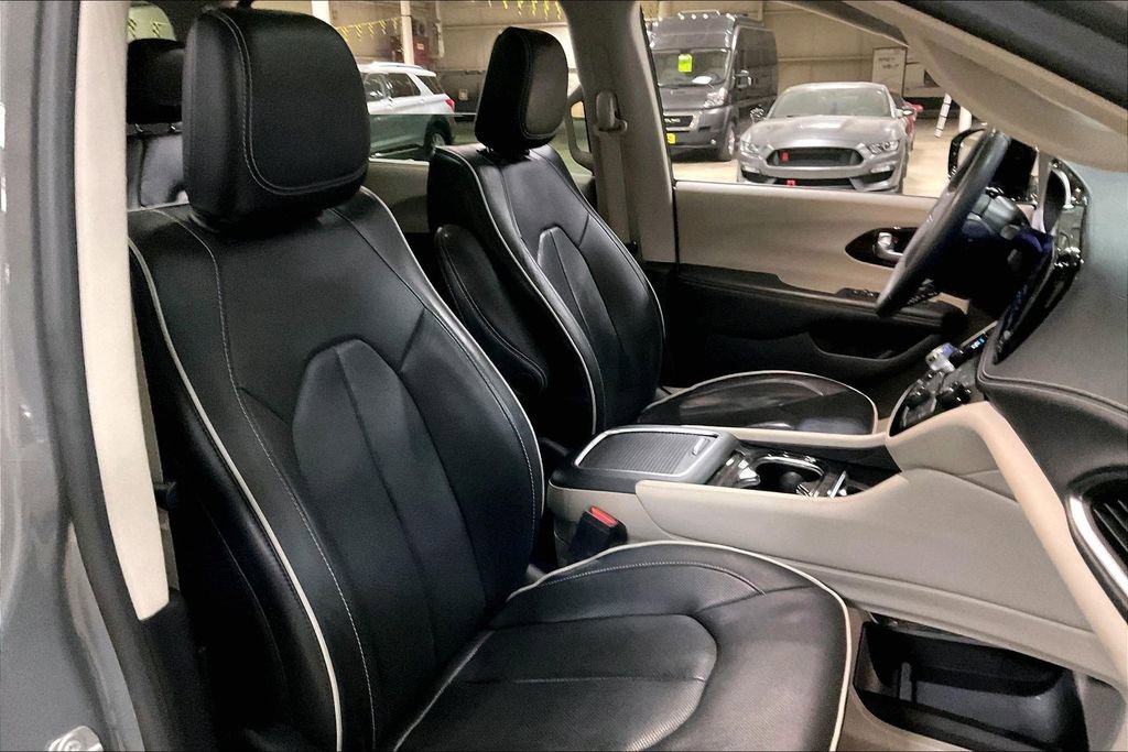 Used 2023 Chrysler Pacifica Limited image 7