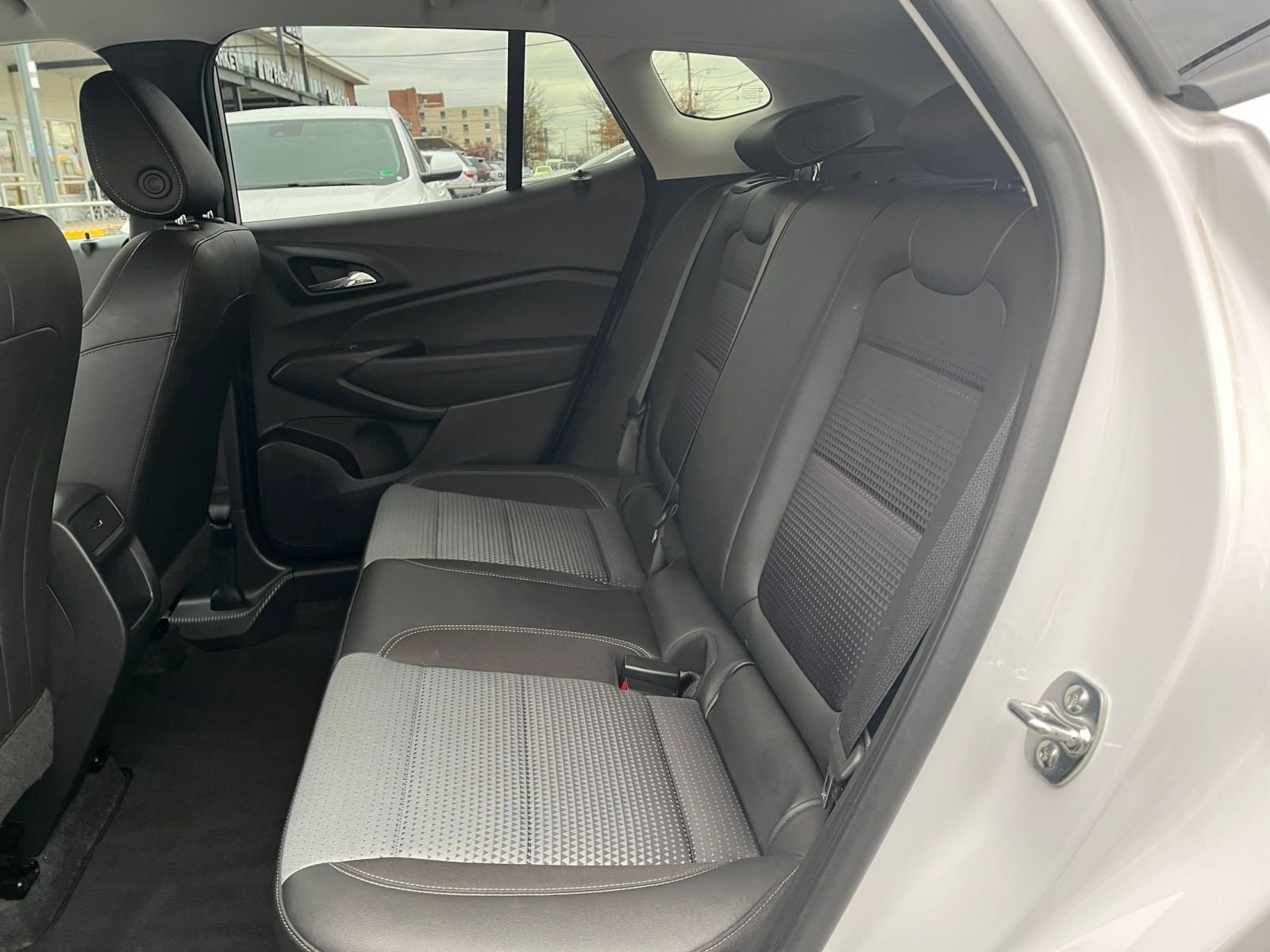 Used 2025 Chevrolet Trax LT w/ LT Convenience Package image 24