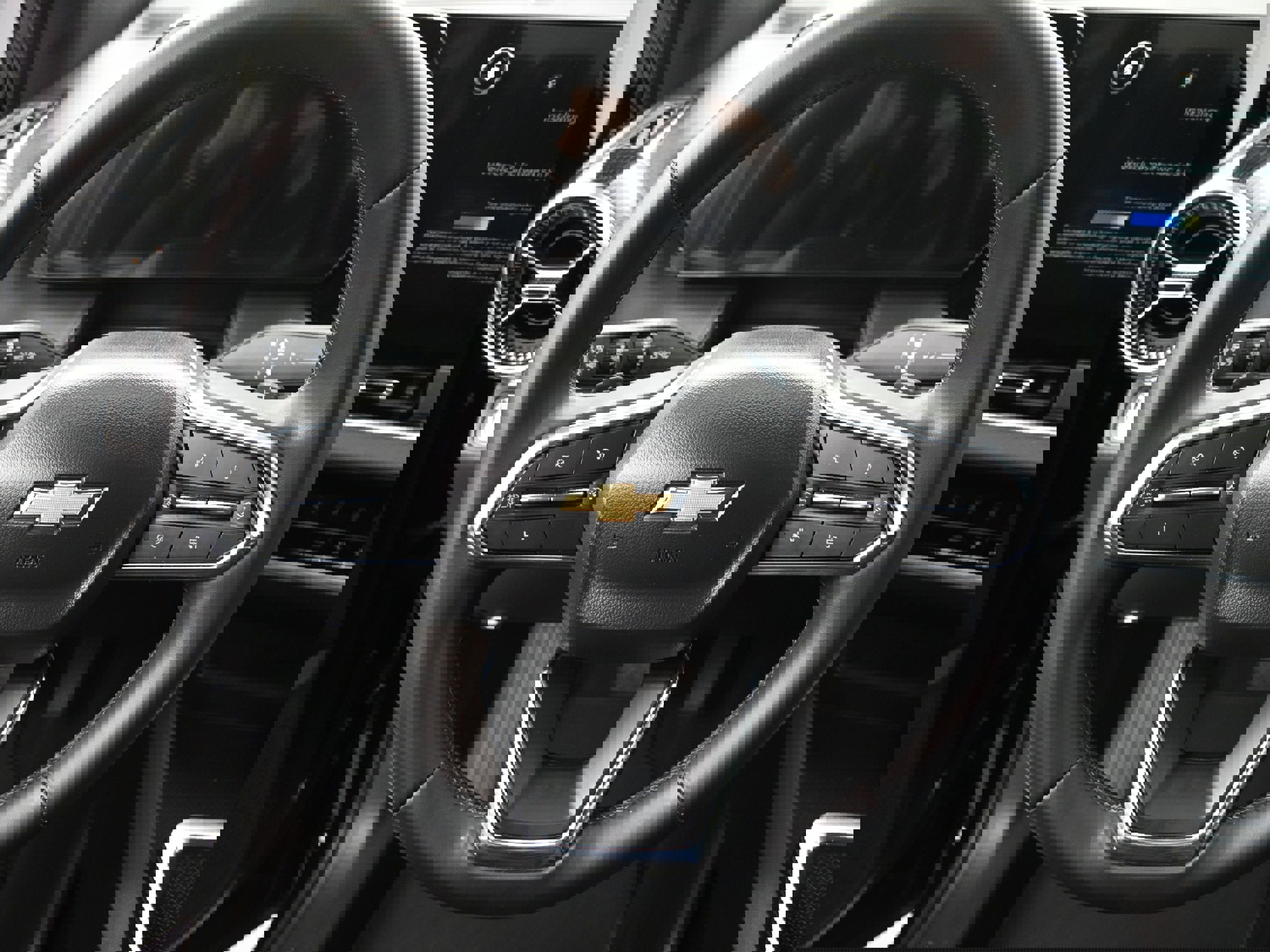 Used 2025 Chevrolet Equinox LT w/ Safety and Technology Package image 10