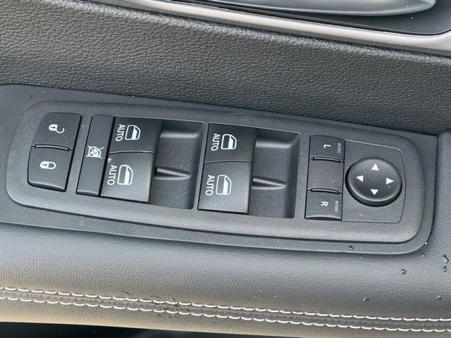 New 2026 Chrysler Pacifica Select image 11