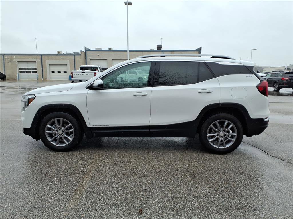 Used 2024 GMC Terrain SLT image 4