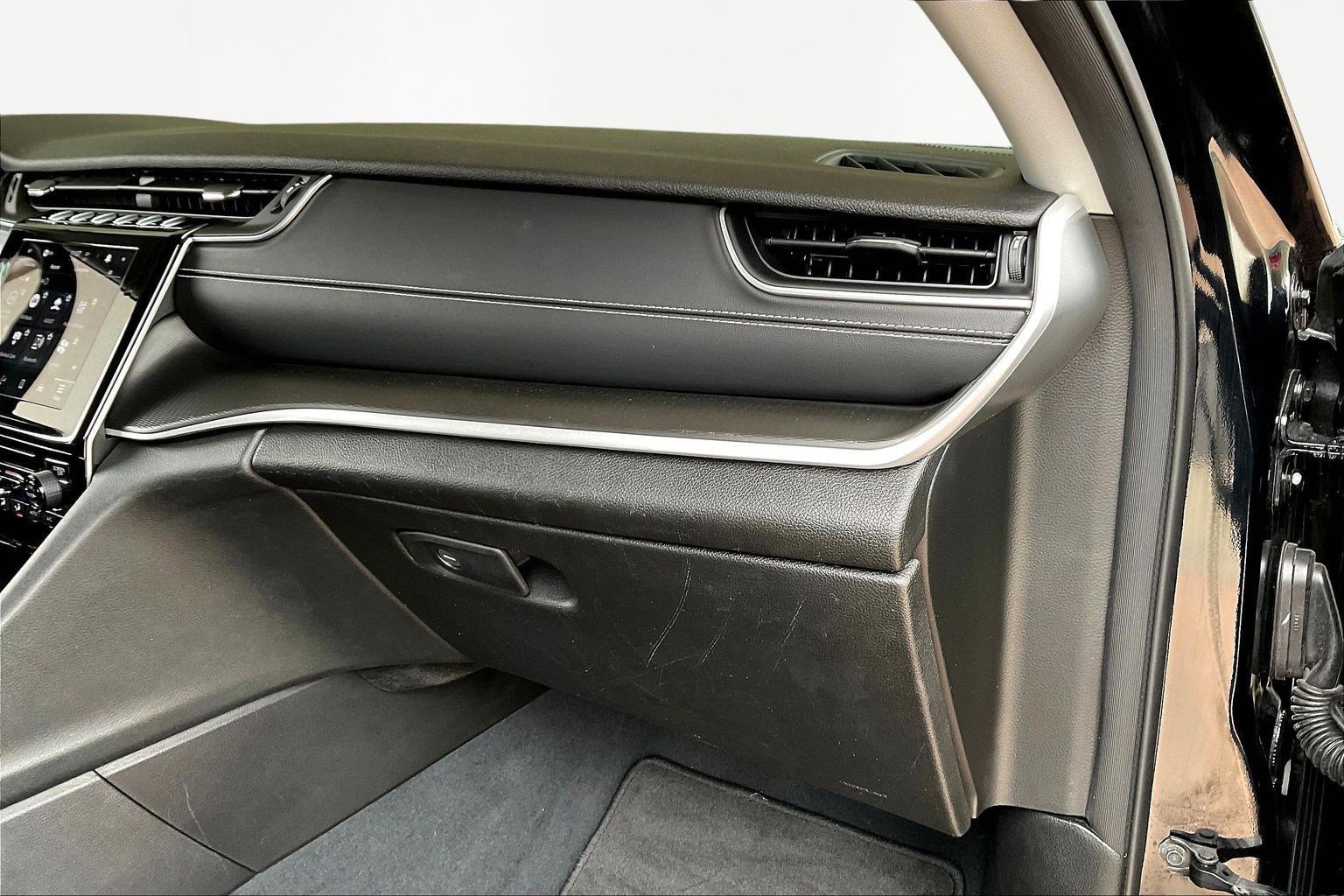 Used 2023 Jeep Grand Cherokee Laredo image 25