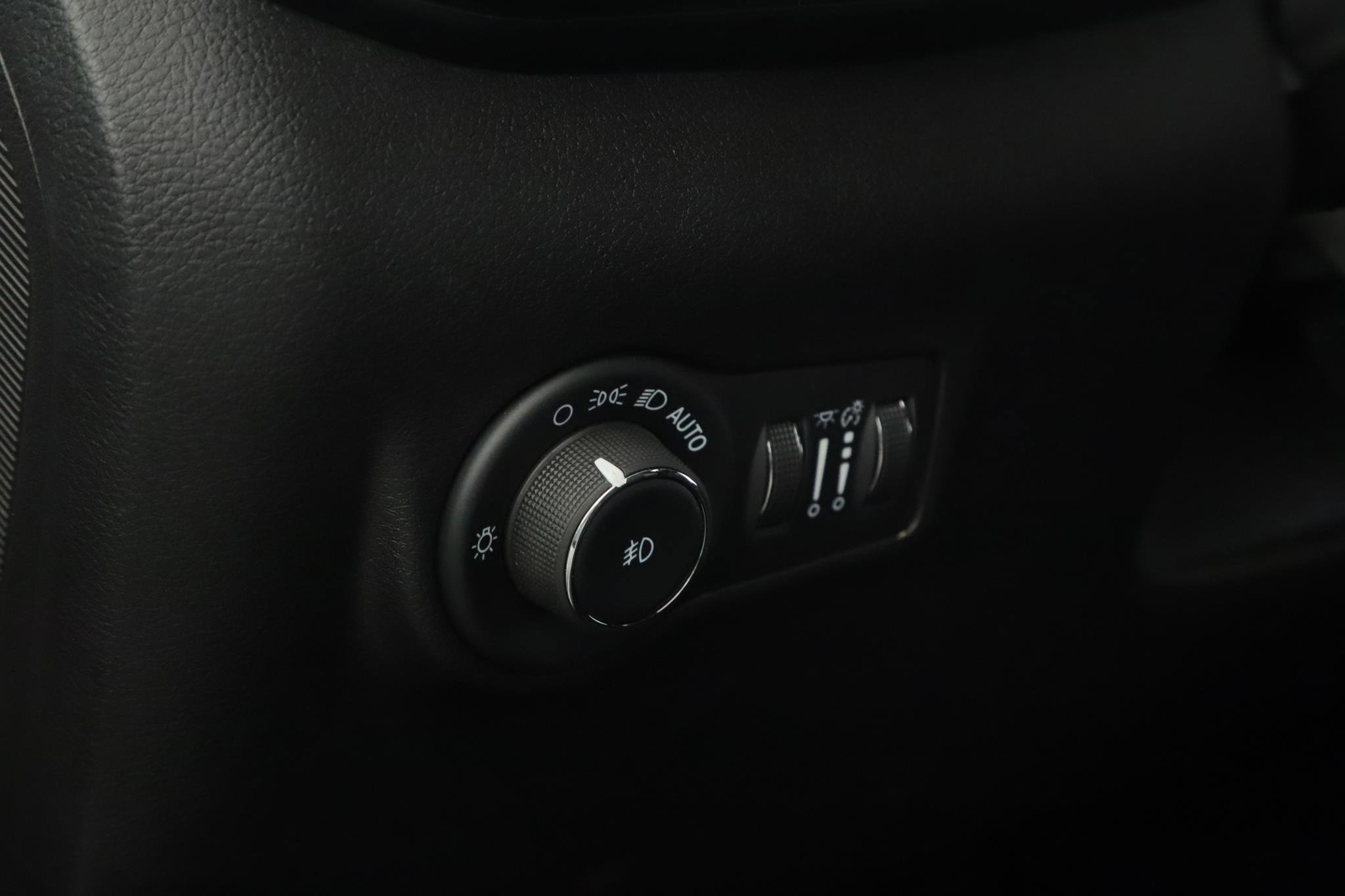 Used 2024 Jeep Compass Latitude w/ Sun and Sound Group AWD/4WD image 9