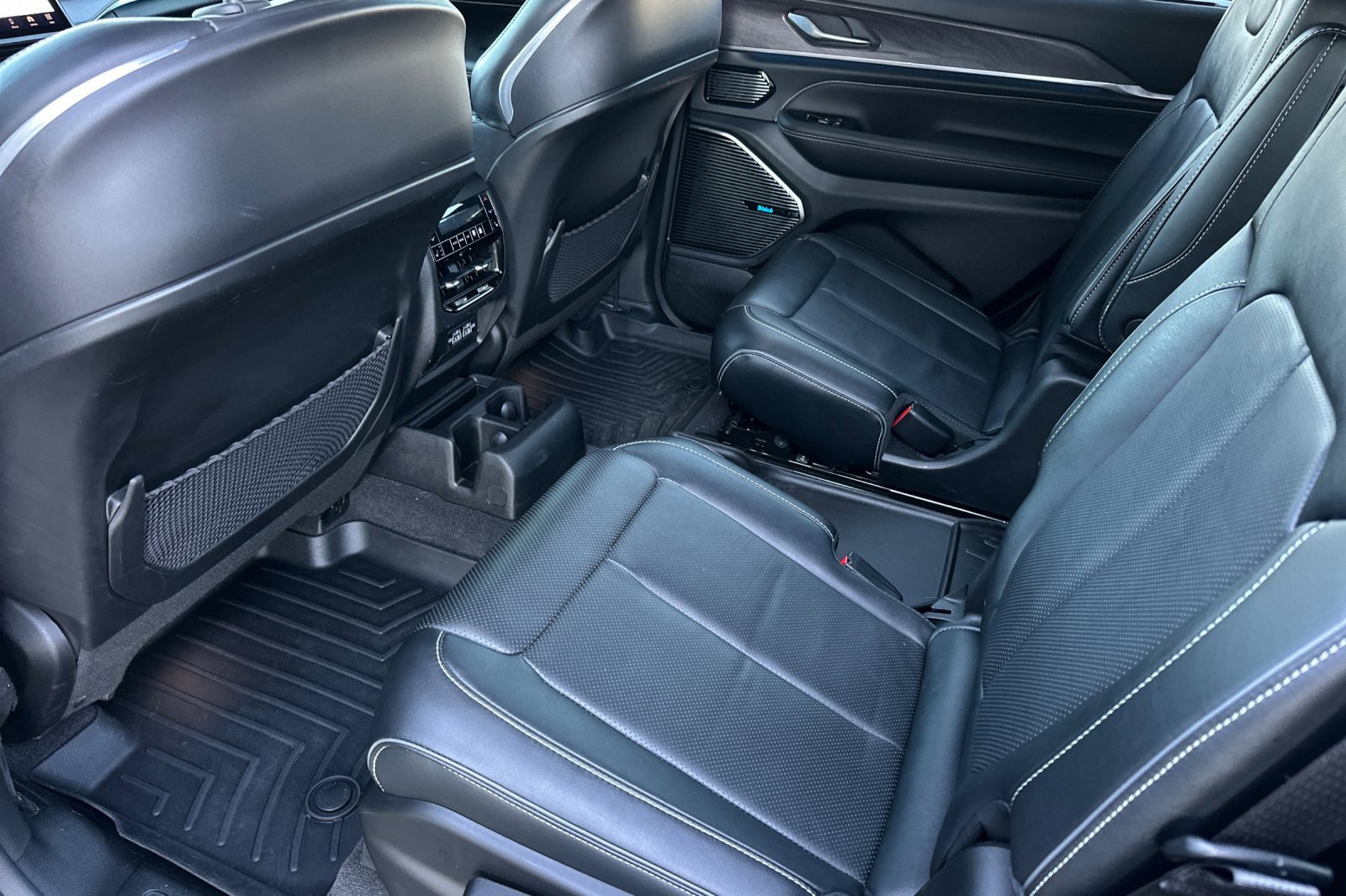 Used 2022 Jeep Grand Cherokee L Overland w/ Advanced Protech Group III image 12