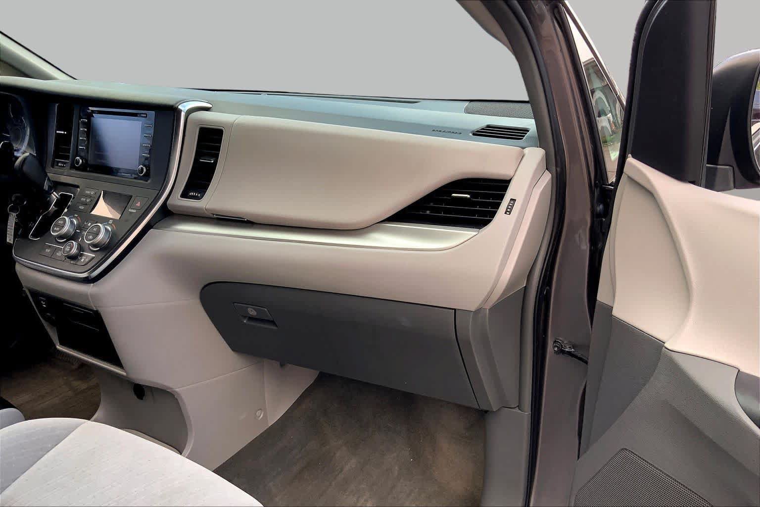 Used 2018 Toyota Sienna LE FWD image 18