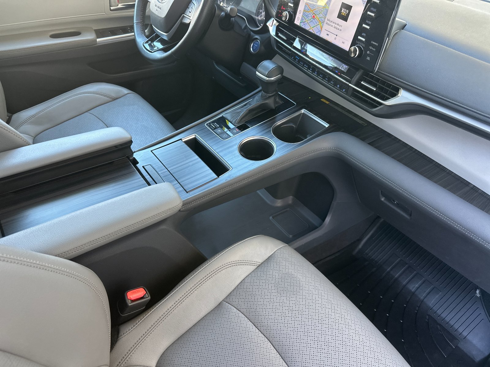 Used 2021 Toyota Sienna Limited FWD image 17