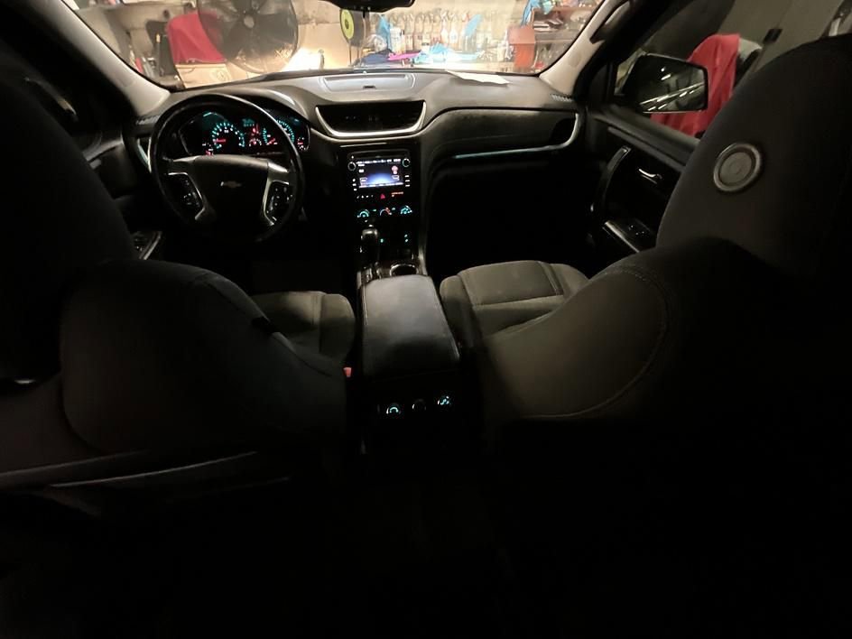 Used 2015 Chevrolet Traverse LT w/ Style and Technology Package FWD image 3