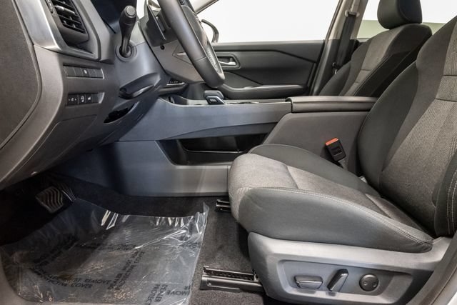 Used 2025 Nissan Rogue SV FWD image 11