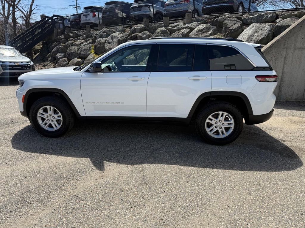 Used 2023 Jeep Grand Cherokee Laredo AWD/4WD image 3