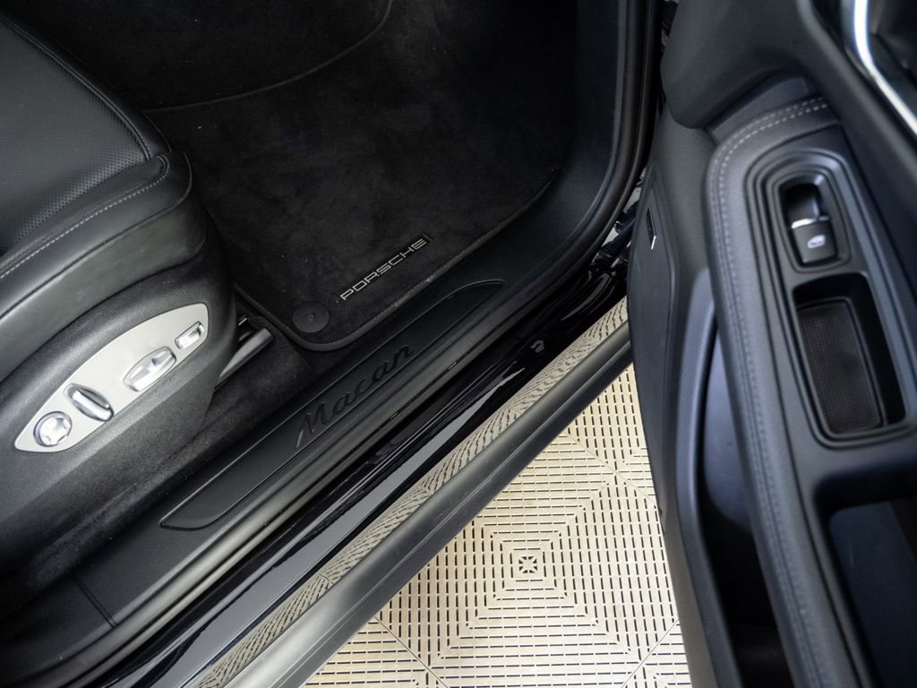Certified 2025 Porsche Macan image 26