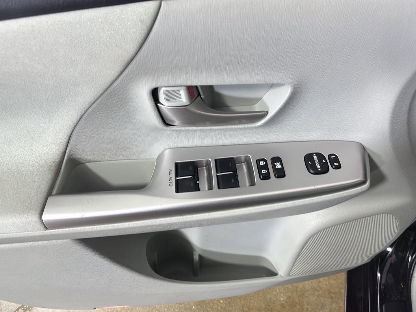Used 2014 Toyota Prius V Three FWD image 27