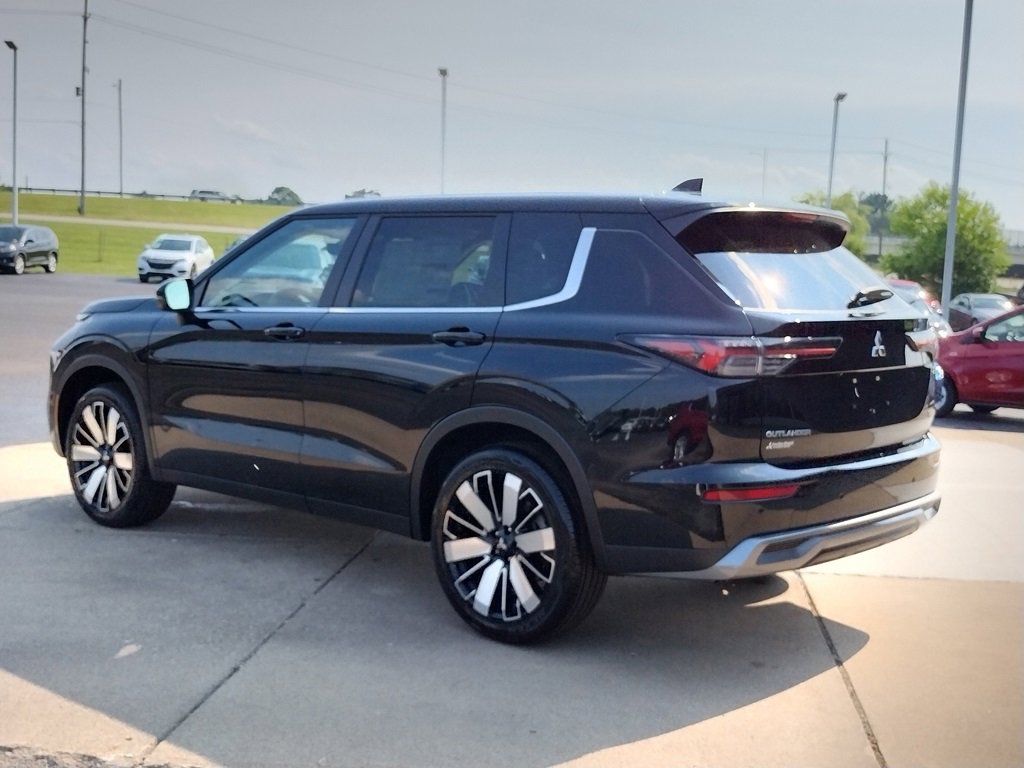 New 2025 Mitsubishi Outlander SE image 18