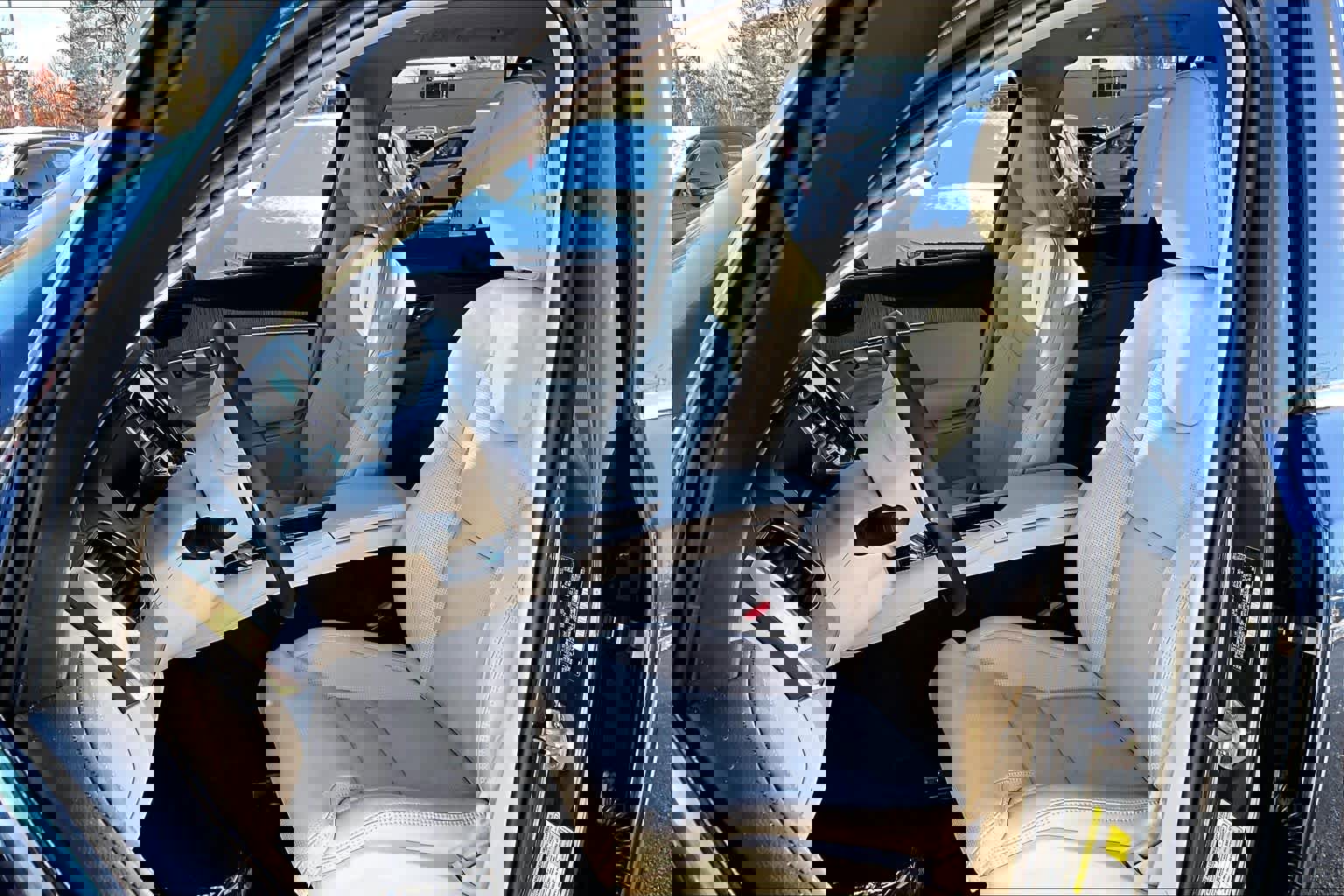 Certified 2024 Volvo XC90 B6 Ultimate w/ Protection Package Premier image 9