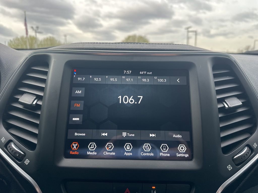 Used 2022 Jeep Cherokee Latitude AWD/4WD image 3