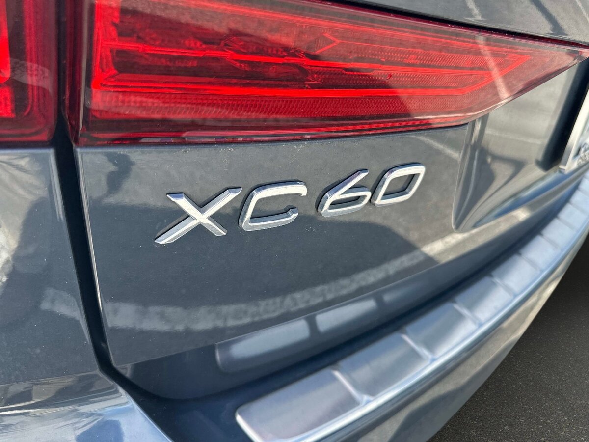 Used 2018 Volvo XC60 T5 Momentum w/ Vision Package AWD/4WD image 8
