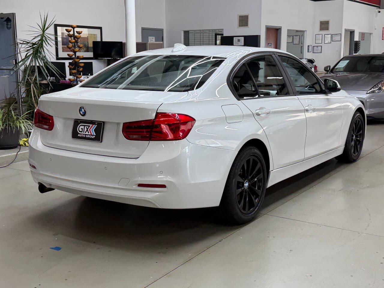 Used 2016 BMW 320i xDrive Sedan AWD/4WD image 2