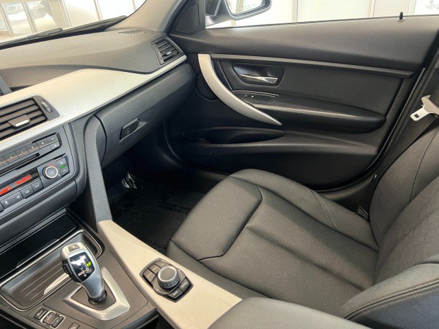 Used 2013 BMW 320i xDrive Sedan AWD/4WD image 18
