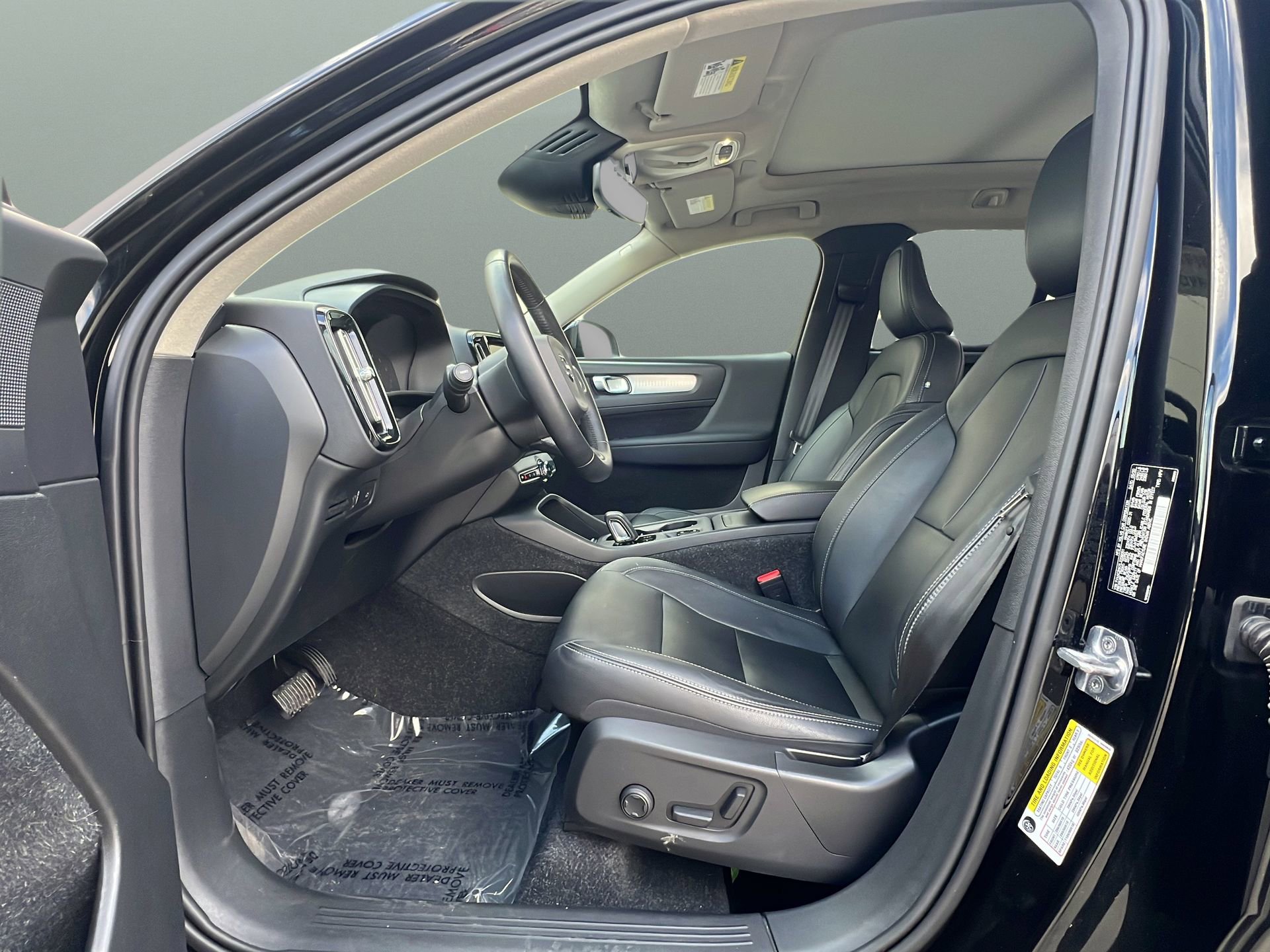 Used 2020 Volvo XC40 T4 Momentum w/ Premium Package image 26