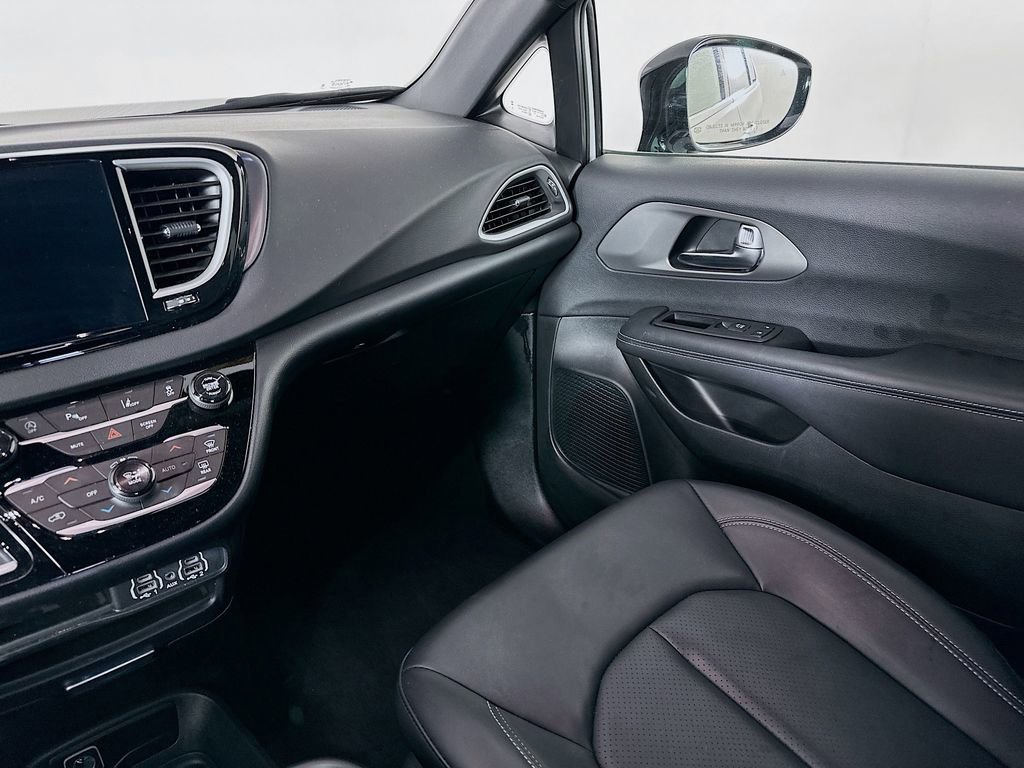 Used 2025 Chrysler Pacifica Select FWD image 30