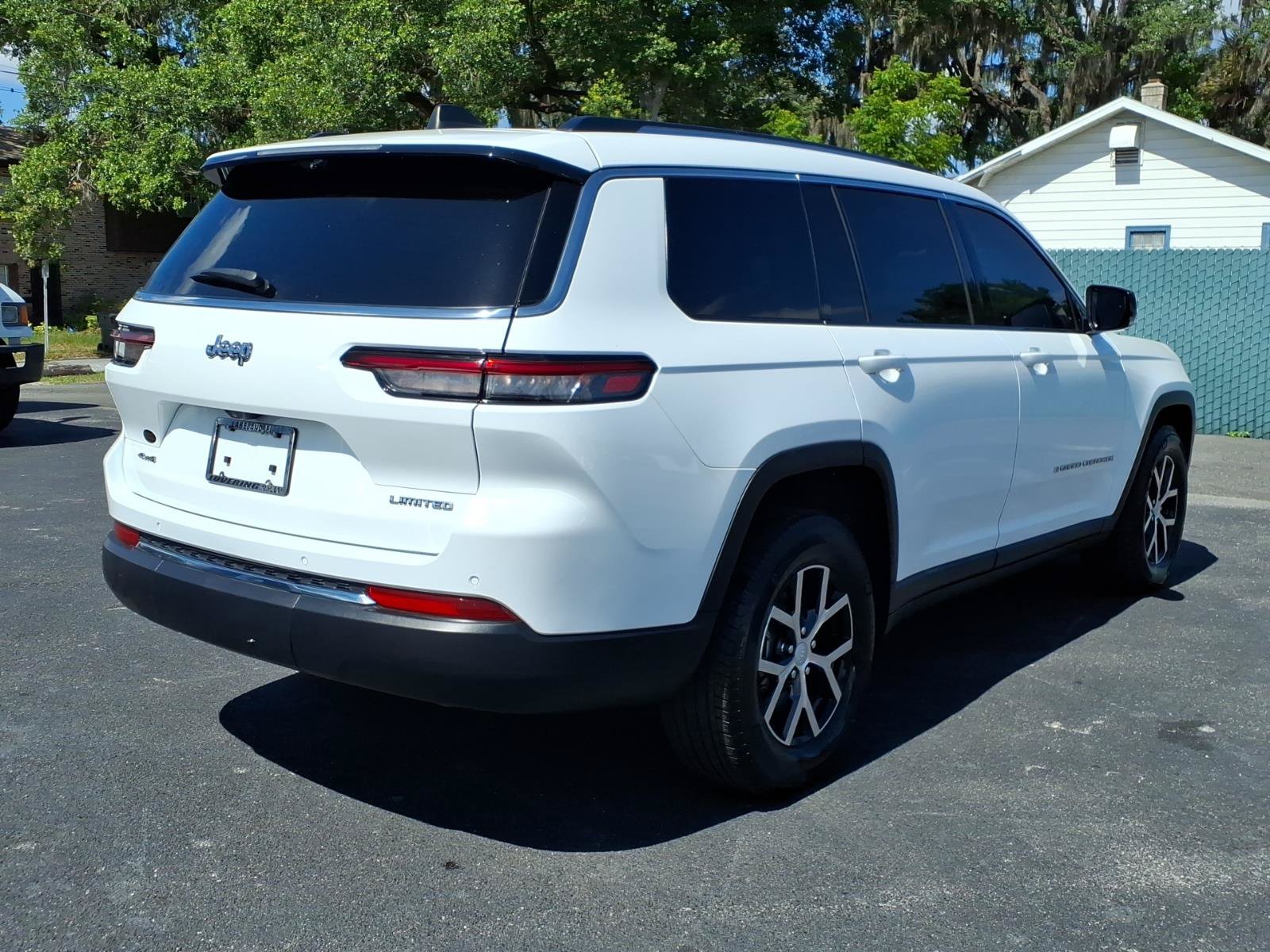 Used 2023 Jeep Grand Cherokee L Limited w/ Luxury Tech Group II AWD/4WD image 5