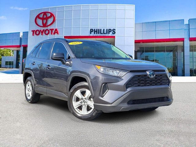 Used 2019 Toyota RAV4 LE image 1