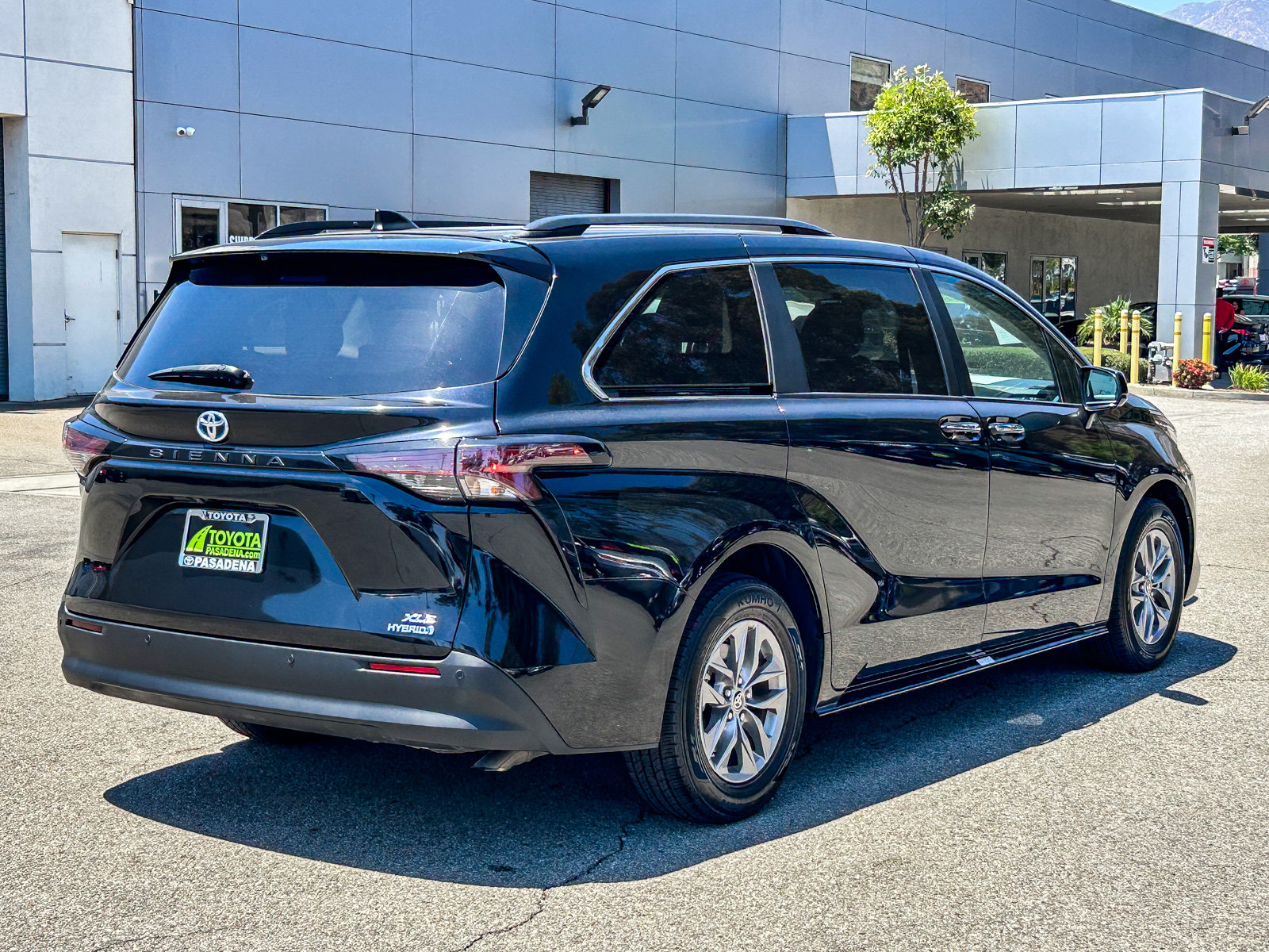 Used 2024 Toyota Sienna XLE FWD image 6