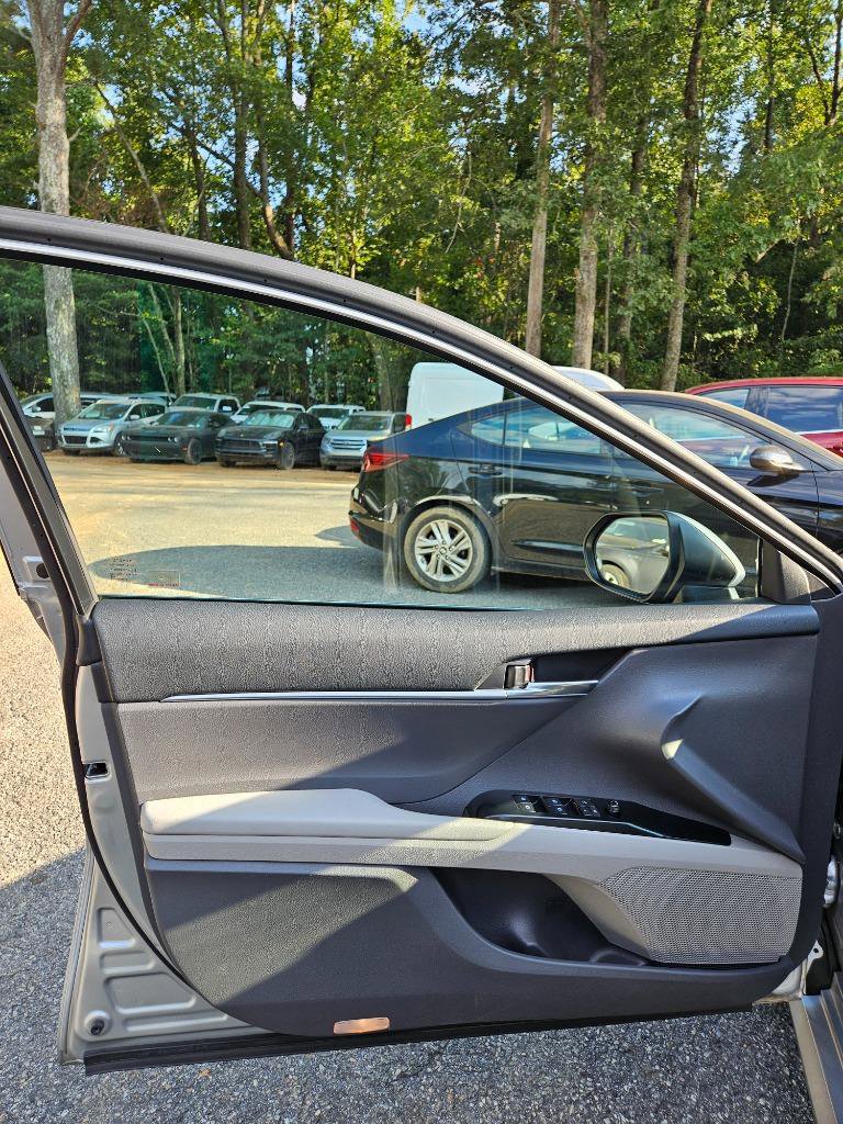 Used 2018 Toyota Camry LE image 20