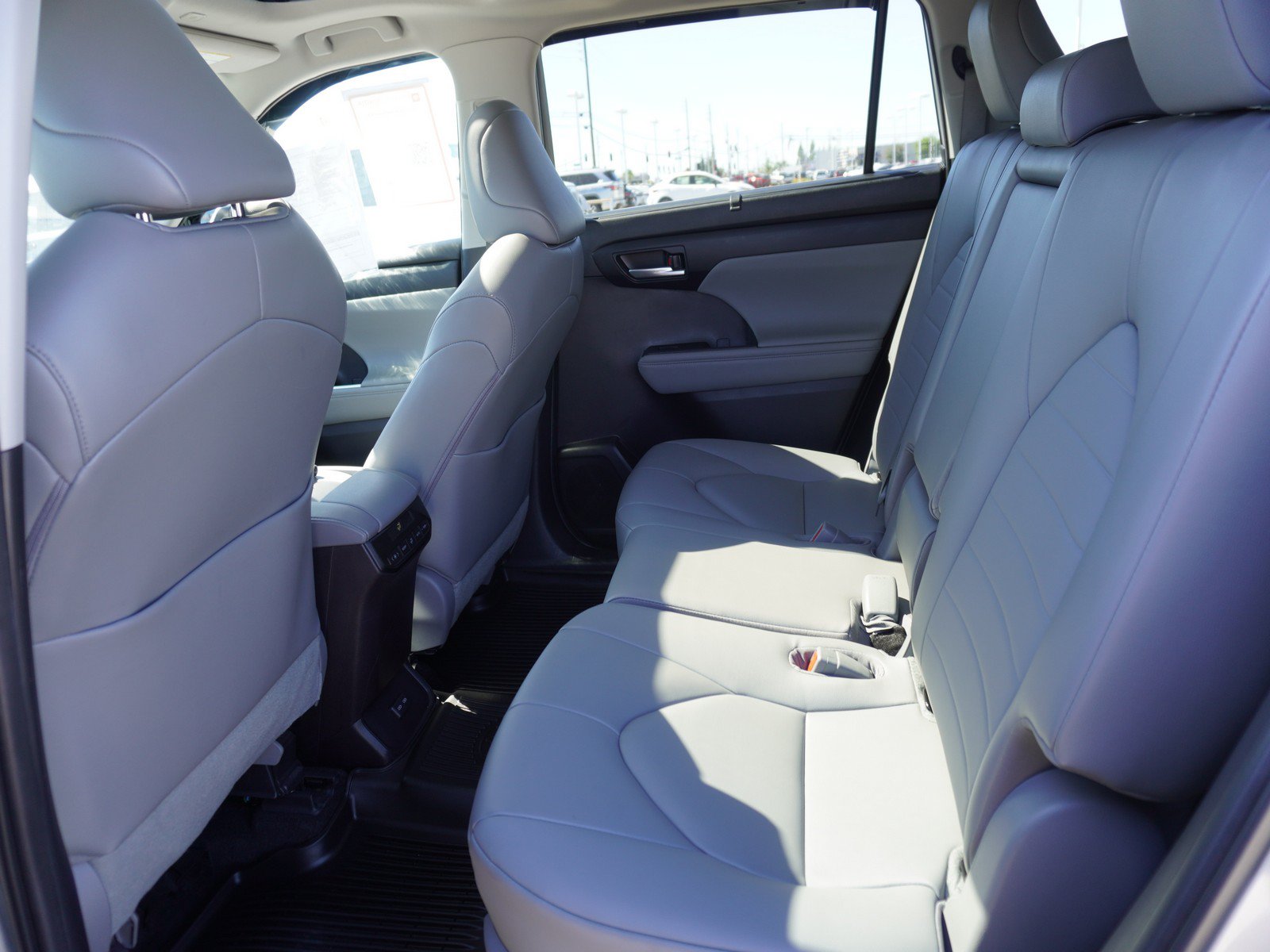 Used 2023 Toyota Highlander XLE FWD image 14