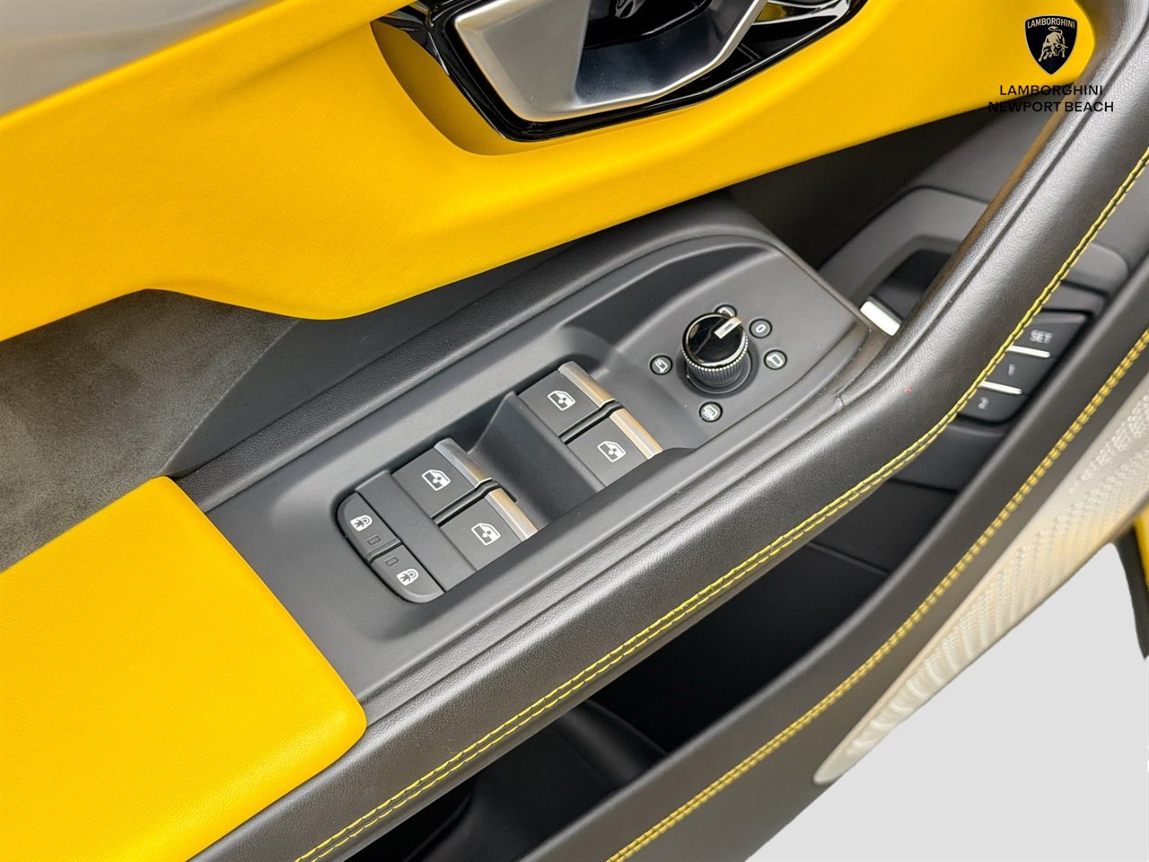 Used 2022 Lamborghini Urus AWD/4WD image 18
